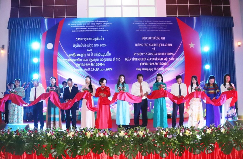 Representatives from Vietnamese and Lao agencies, localities and businesses at the opening ceremony of the Vietnam-Laos trade fair 2024 in Xiengkhouang province. (Photo: VNA)