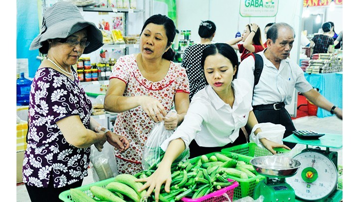 It is necessary to keep the prices of consumer goods in check following the electricity price hike. (Photo: Bac Son)