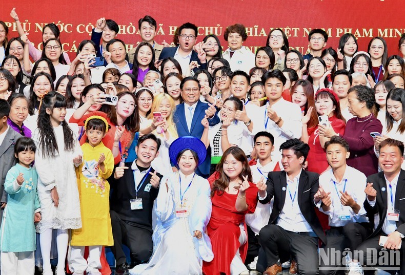 PM Pham Minh Chinh and Vietnamese students in Kunming. (Photo: Thanh Giang)