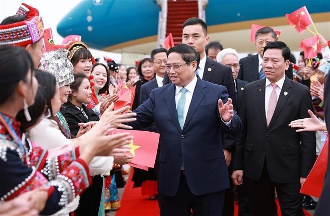 Prime Minister Pham Minh Chinh is welcomed at Kunming Changshui International Airport. (Photo: VNA)