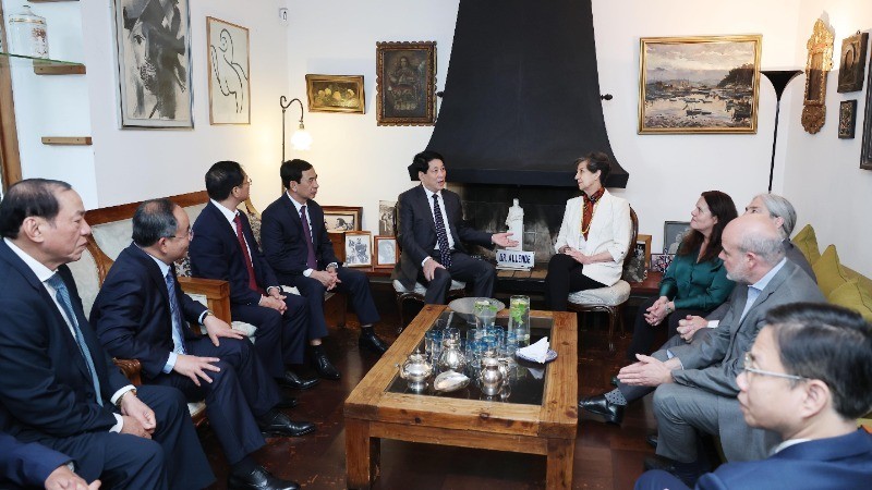 President Luong Cuong visits the home of late Chilean President Salvador Allende. (Photo: VNA)