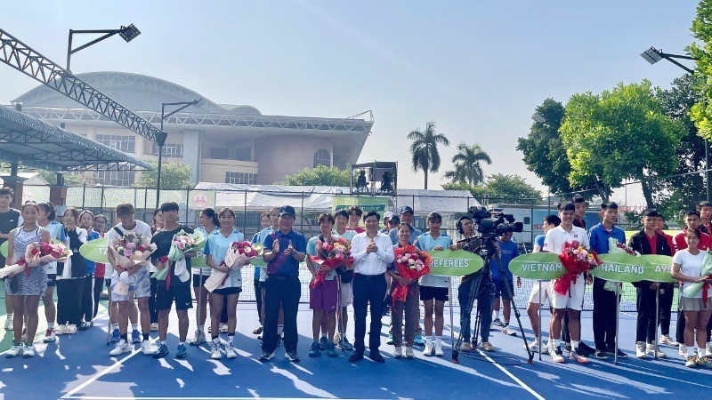 The organisers present flowers to the players.