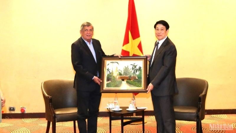 President Luong Cuong presents a painting to President of the Communist Party of Chile Lautaro Carmona. (Photo: NDO)