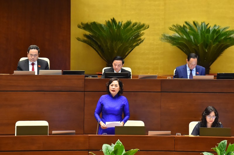 Governor of the State Bank of Vietnam Nguyen Thi Hong speaks before the National Assembly. (Photo: Thuy Nguyen)