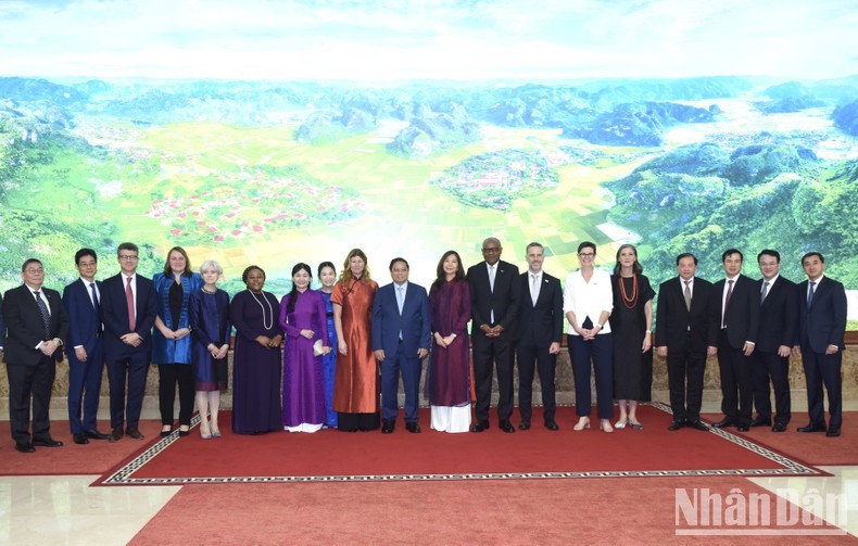 Prime Minister Pham Minh Chinh and UN officials in Vietnam. (Photo: NDO)