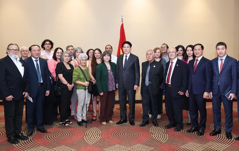 President Luong Cuong and delegates. (Photo: VNA)