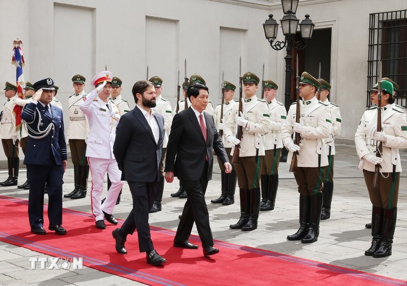 Vietnamese President Luong Cuong (right) and his Chilean counterpart Gabriel Boric Font inspect the guard of honour in Santiago on November 11. (Photo: VNA)