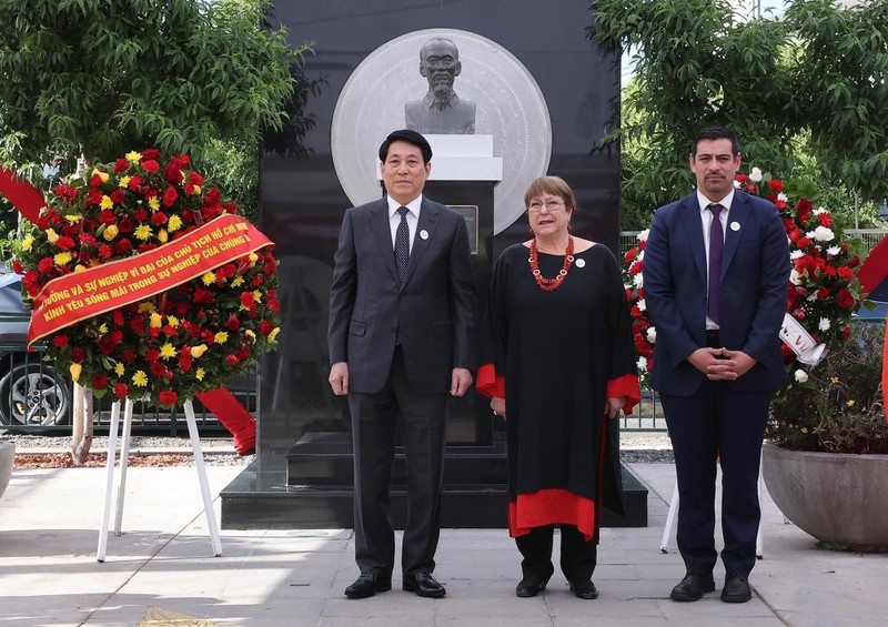 Vietnamese State President Luong Cuong (left), former Chilean President Michell Bachelet (centre), and Mayor of Cerro Navia district Mauro Tamayo at the ceremony. (Photo: VNA)