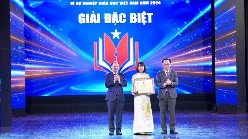 The Voice of Vietnam receives the special prize for their reports on teacher shortages.