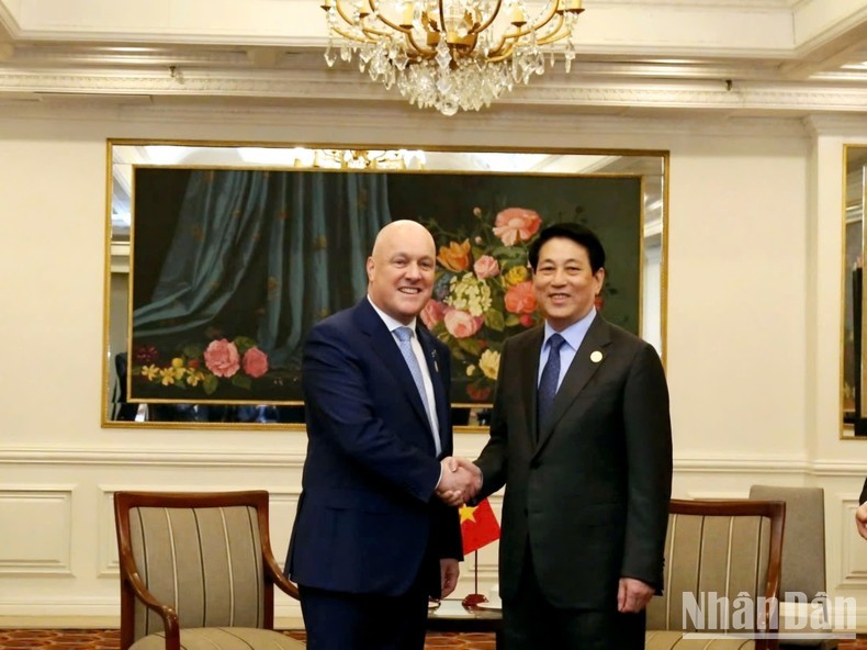 State President Luong Cuong (R) meets with Prime Minister of New Zealand Christopher Luxon in Lima on November 15 (local time). (Photo: NDO)