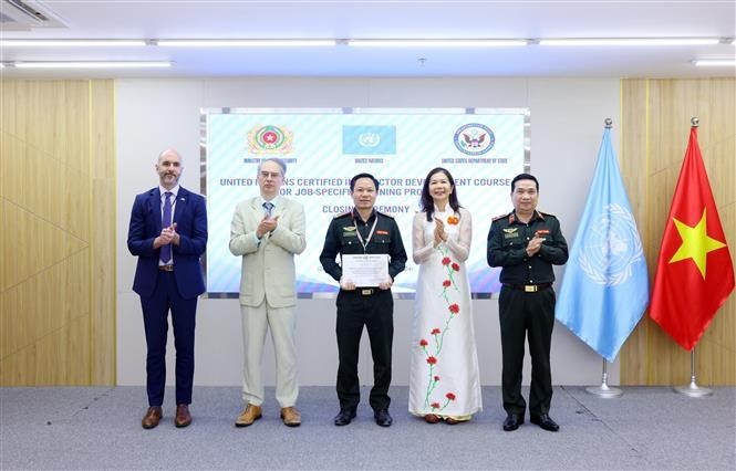 A police officer receives a certificate after attending the training programme in Hanoi. (Photo: VNA)