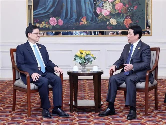 State President Luong Cuong (R) meets with Chief Executive of the Hong Kong Special Administrative Region (China) John Lee Ka-chiu in Lima on November 15 (local time) (Photo: VNA)