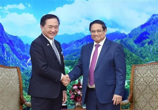 Prime Minister Pham Minh Chinh (R) meets with Kanagawa Governor Kuroiwa Yuji on November 15 evening in Hanoi. (Photo: VNA)