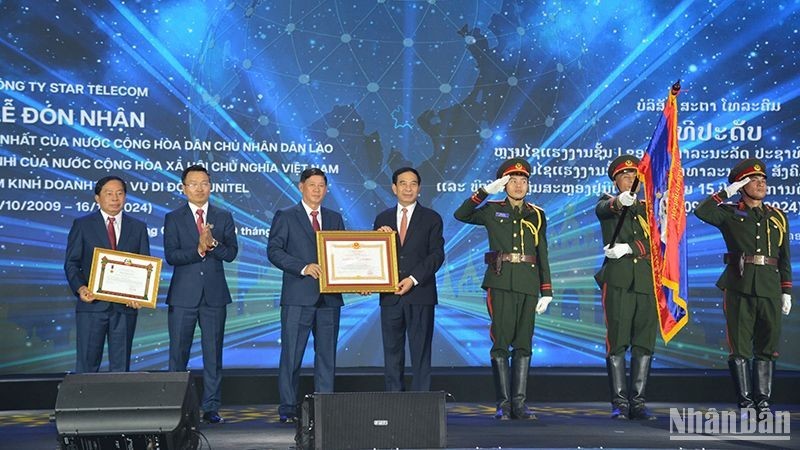 Vietnamese Defence Minister Phan Van Giang presents the Labour Order to Unitel.