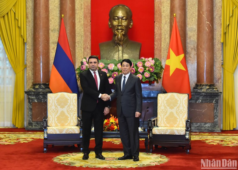 State President Luong Cuong (R) and President of the National Assembly (NA) of Armenia Alen Simonyan. (Photo: Thuy Nguyen)