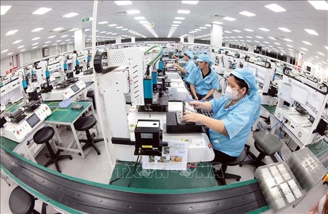 An electronics production factory in the northern province of Thai Nguyen. The category of machinery, equipment and spare parts led Vietnam's exports to the UK in October. (Photo: VNA)