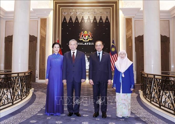 General Secretary of the Communist Party of Vietnam Central Committee To Lam and his spouse, and Malaysian Prime Minister Anwar Ibrahim and his spouse. (Photo: VNA)