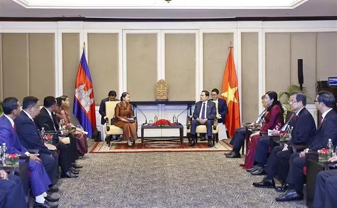 At the meeting between National Assembly Chairman Tran Thanh Man (centre, right) and Samdech Men Sam An, Chairwoman of the Cambodia-Vietnam Friendship Association and Chairwoman of the Cambodia-Vietnam Friendship Parliamentarians' Group, in Phnom Penh on November 23. (Photo: VNA)