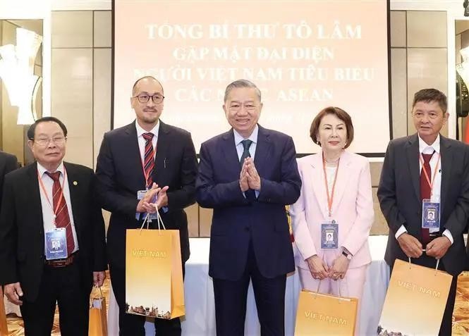 General Secretary of the Communist Party of Vietnam Central Committee To Lam (C) presents gifts to outstanding Vietnamese nationals living in ASEAN countries. (Photo: VNA)