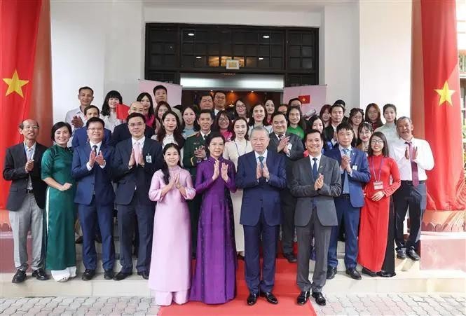 General Secretary To Lam and his spouse in a group photo with the embassy's staff and representatives of the Vietnamese community in Malaysia at the meeting. (Photo: VNA)