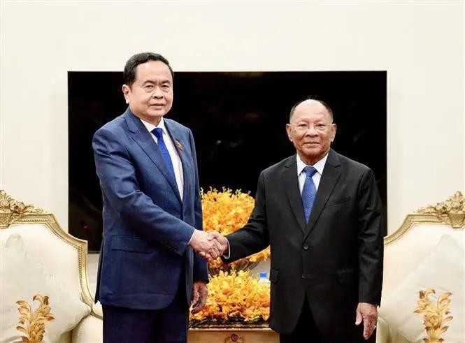 National Assembly (NA) Chairman Tran Thanh Man (L) meets with former Cambodian NA President Samdech Heng Samrin in Phnom Penh on November 23. (Photo: VNA)