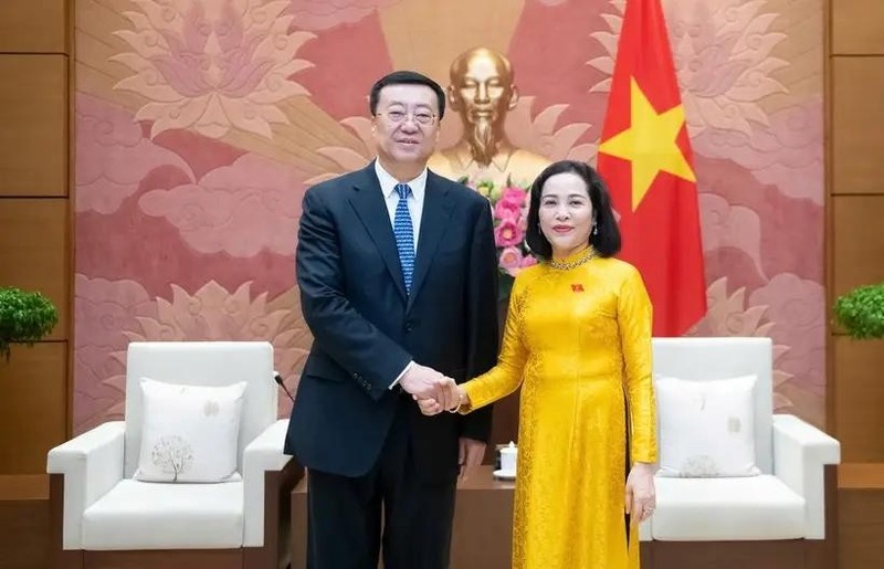 Vice Chairwoman of the National Assembly Nguyen Thi Thanh (R) receives Deputy Secretary of the Xinjiang Uygur Autonomous Region’s Party Committee and Secretary of Urumqi city’s Party Committee Zhang Zhu (Photo: VNA)