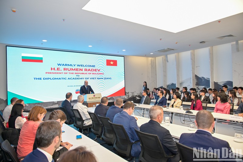 President of the Republic of Bulgaria Rumen Radev delivers a speech at the DIplomatic Academy of Vietnam on November 26. (Photo: NDO)