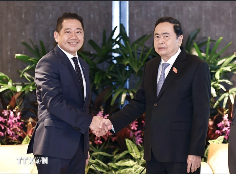 National Assembly Chairman Tran Thanh Man (R) and Kevin Chng, Chief Financial Officer of Keppel (Photo: VNA)