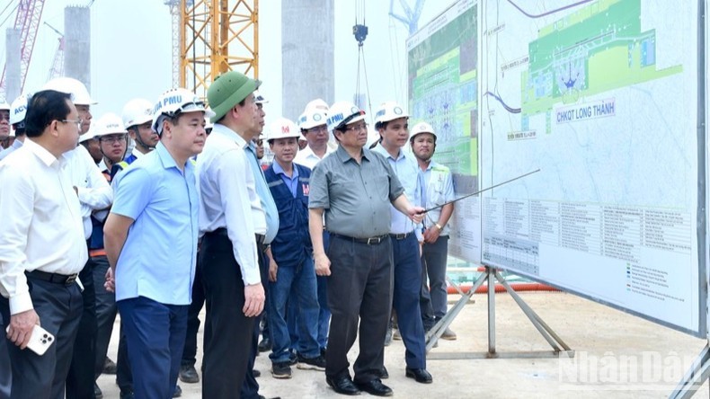 PM Pham Minh Chinh inspects the construction work of Long Thanh Airport. (Photo: Thanh Giang)