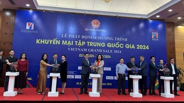 Representatives of relevant agencies press the button to kick off the Vietnam Grand Sale 2024 programme. (Photo: VNA)