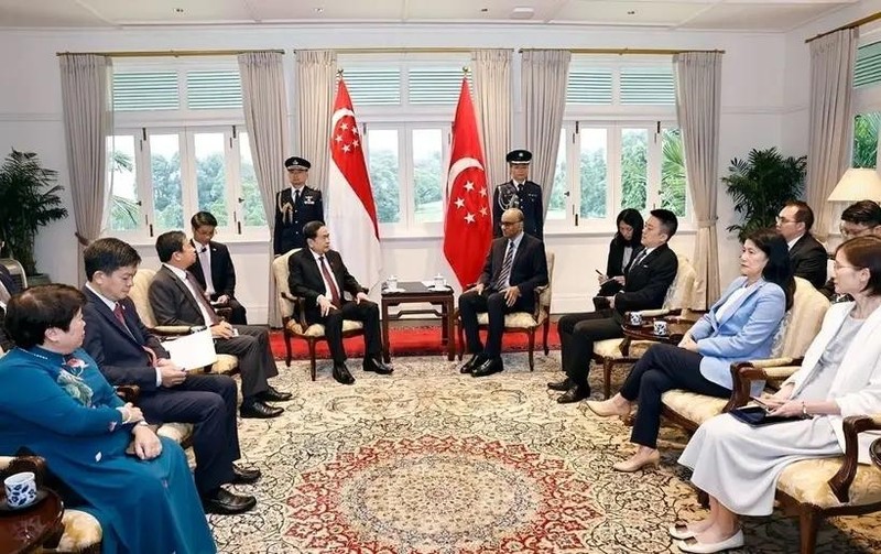 National Assembly Chairman Tran Thanh Man (left) meets with Singapore President Tharman Shanmugaratnam. (Photo: VNA)