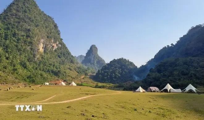 Visitors are interested in bathing themselves in the glory of Non Nuoc Cao Bang UNESCO Global Geopark. (Photo: VNA)