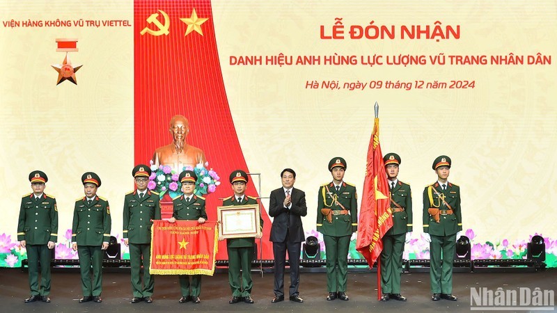 President Luong Cuong presents the title of Hero of the People's Armed Forces to the Viettel Aerospace Institute under the Viettel Military Industry and Telecoms Group (Viettel) at a ceremony on December 9 in Hanoi. (Photo: Thuy Nguyen)