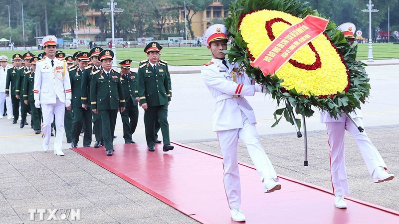 A delegation of the Central Military Commission and the Ministry of National Defence pays tribute to President Ho Chi Minh at his mausoleum in Hanoi on December 14. (Photo: VNA)