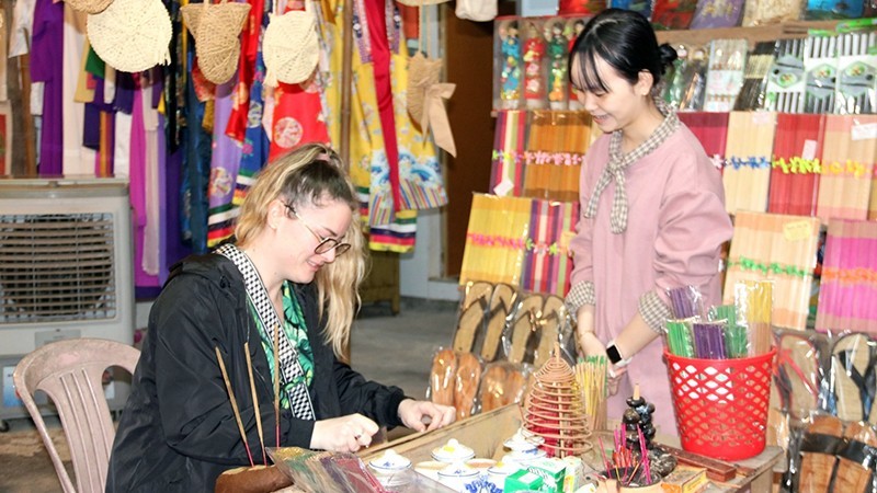 A foreign visitor at the Thuy Xuan incense village.