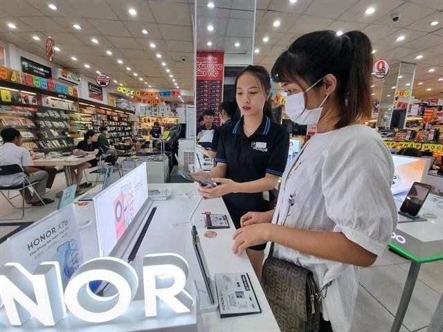 Users look for smartphones that support 5G connection at a store in Phan Rang - Thap Cham city, Ninh Thuan province. (Photo: VNA)