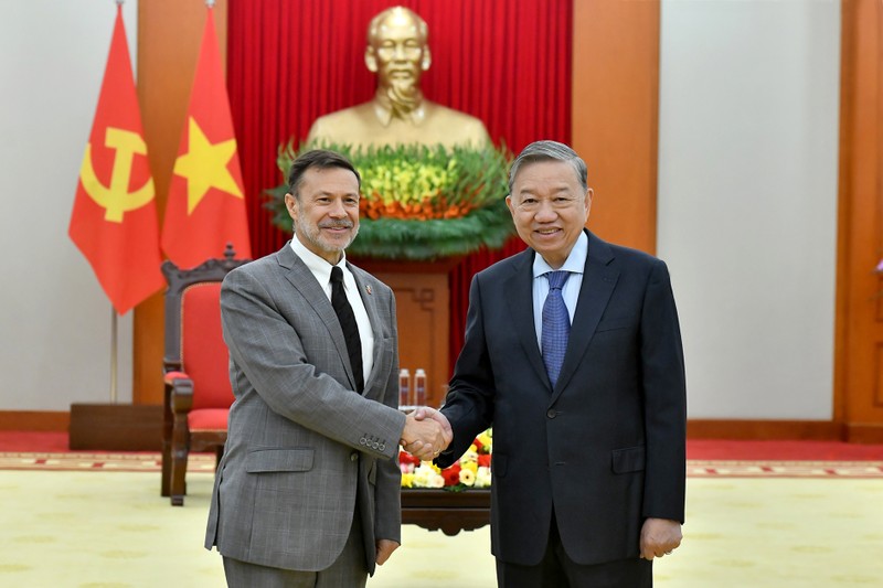 Party General Secretary To Lam and outgoing Australian Ambassador Andrew Goledzinowski at their meeting in Hanoi on December 23. (Photo: Dang Khoa) 