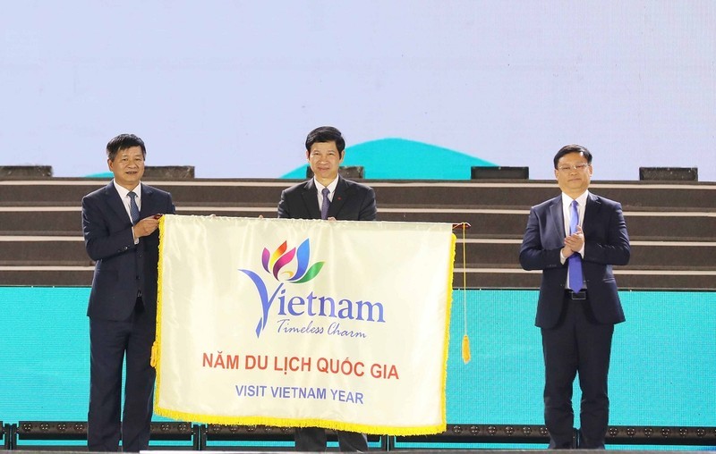 Thua Thien Hue receives the flag to host the Visit Vietnam Year 2025.