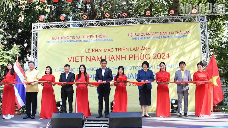 The opening ceremony of the exhibition. (Photo: NDO)