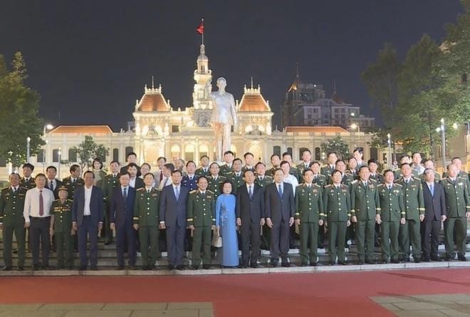 Vietnamese Party and State leaders at the event. (Photo: VNA)