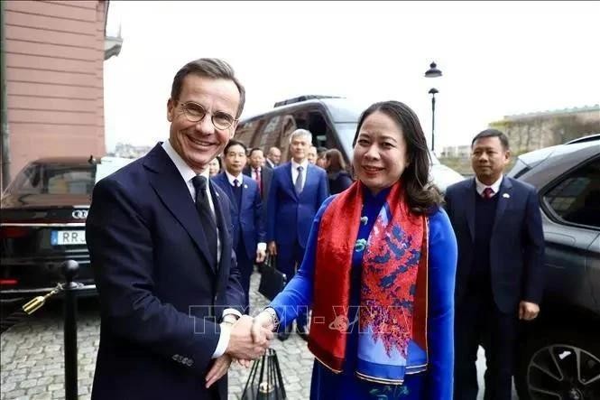 State Vice President Vo Thi Anh Xuan (R) welcomed by Swedish Prime Minister Ulf Kristersson on November 11, as part of her official visit to the Nordic country. (Photo: VNA)