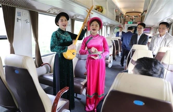 Delegates on the Hanoi-Thai Nguyen tourism train enjoy a Then singing performance. (Photo: VNA) 