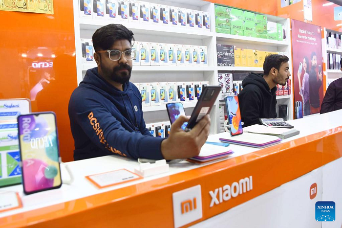 A mobile phone shop is pictured in southern Pakistani port city of Karachi on Dec. 24, 2022. (Source: Xinhua)