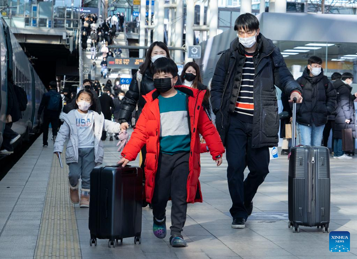 People prepare to board trains at Seoul Station in Seoul, the Republic of Korea, Jan. 20, 2023. Many RoKoreans choose to take homebound trips during the traditional Lunar New Year holiday, which lasts from Jan. 21 to 24 this year. (Photo: Xinhua) 