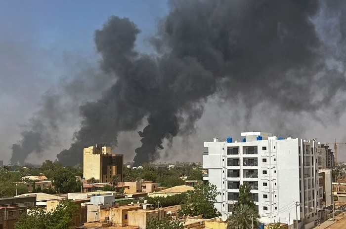 Smoke billows above residential buildings as fighting raged for a second day in battles between rival generals in Khartoum, Sudan, April 16, 2023. (Photo: AFP)