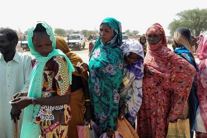 Sudanese refugees who have fled the violence in their country gather to receive food supplements from World Food Programme (WFP), near the border between Sudan and Chad, in Koufroun, Chad April 28, 2023. (File Photo: Reuters)