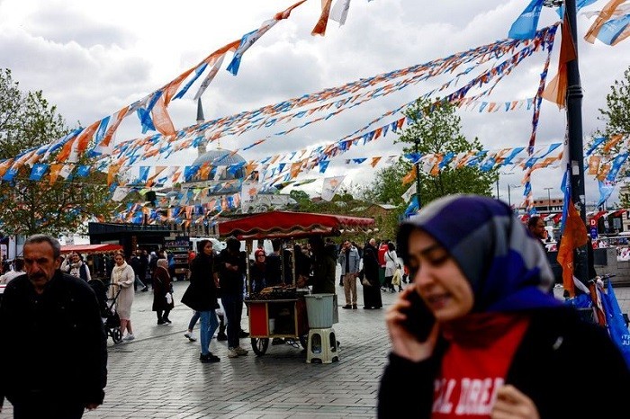People walk at Eminonu Square decorated by Turkish President Tayyip Erdogan’s ruling AK Party flags ahead of the May 14 presidential and parliamentary elections, in Istanbul, Turkey May 10, 2023. (Photo: Reuters)