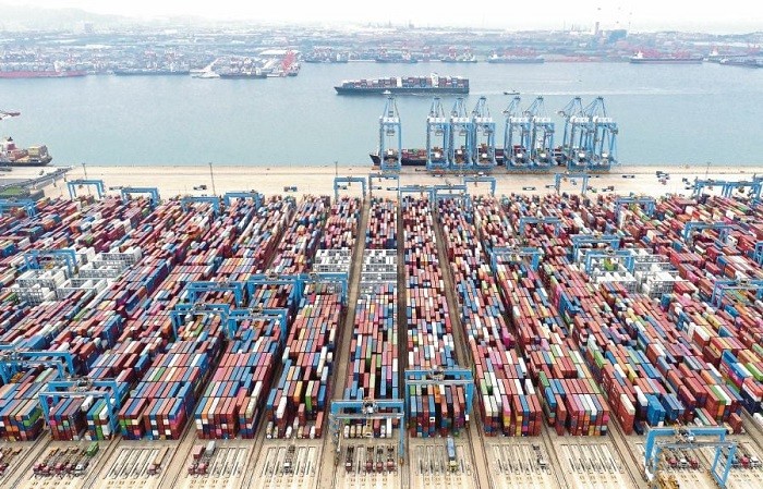 Malaysia's exports declined by 17.4 percent year on year to 105.42 billion ringgit (23.23 billion USD) in April due to softer global demand, official data showed Friday.