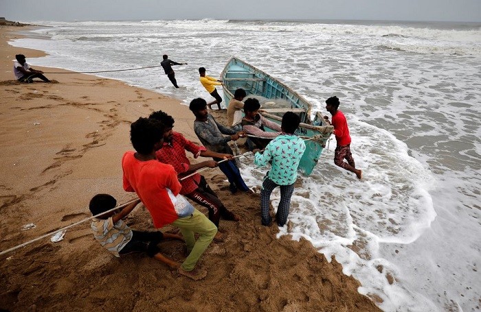 India, Pakistan evacuate over 180,000 people as cyclone approaches