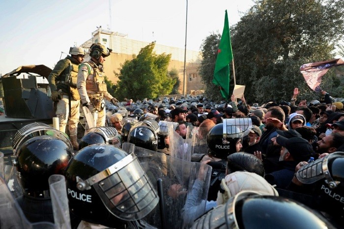 Iraqi riot police prevent protesters from reaching the Swedish embassy in Baghdad on January 23, 2023. (Photo: AFP)